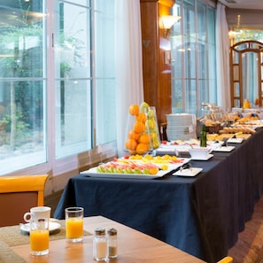 Breakfast, lunch, dinner served; Mediterranean cuisine