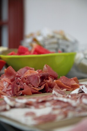 Morgenmadsbuffet hver dag (15 EUR pr. person)