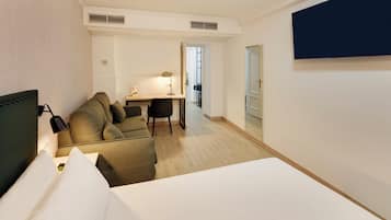 Classic Triple Room | Minibar, in-room safe, desk, blackout curtains
