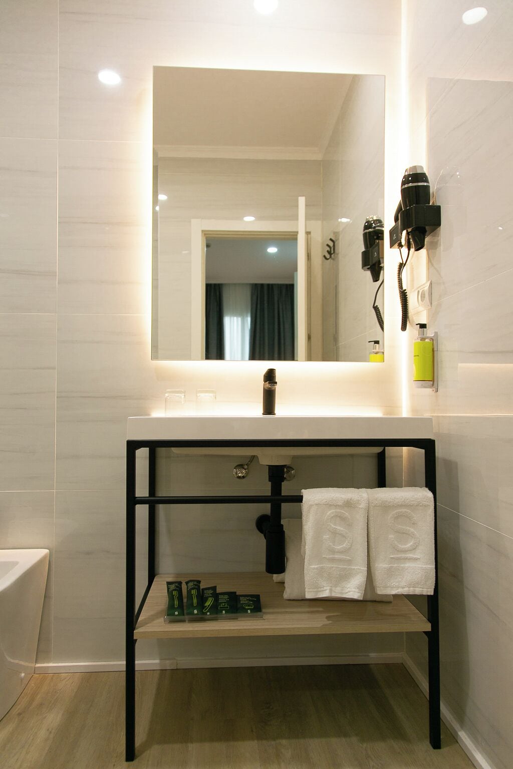 Douche, articles de toilette gratuits, sèche-cheveux, bidet