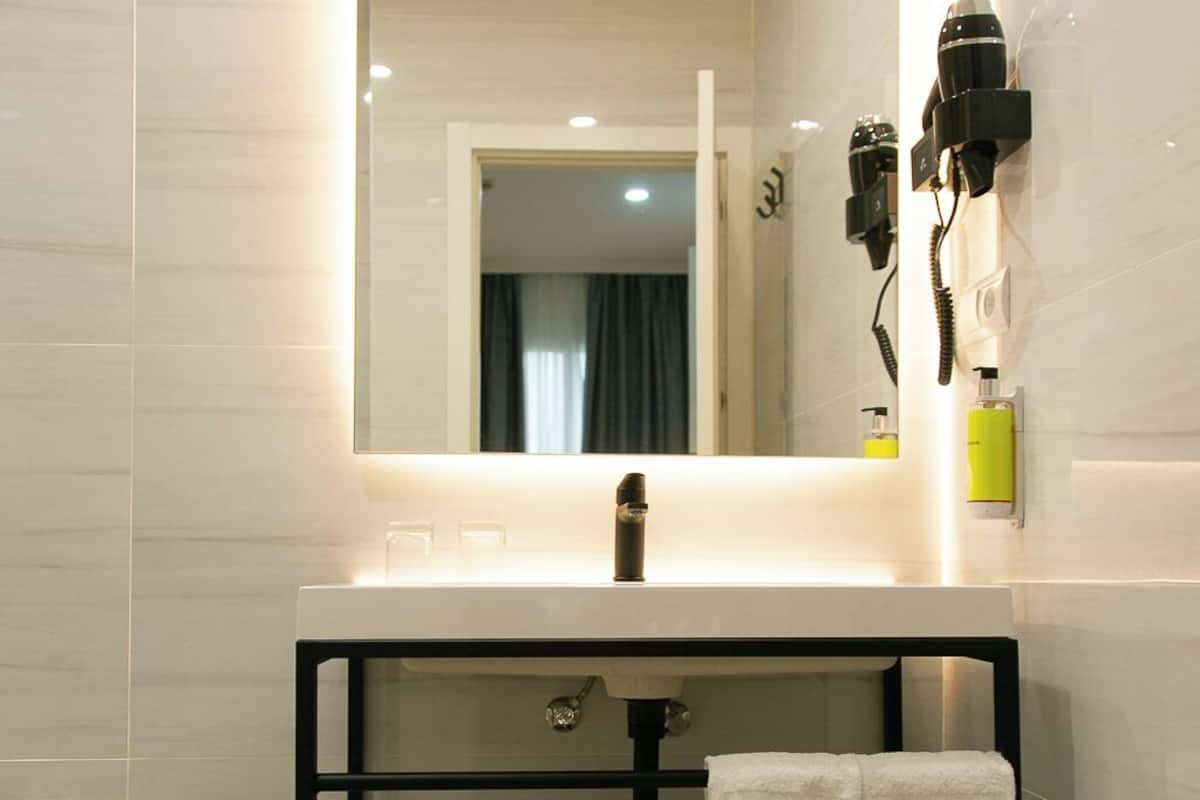 Bruser, gratis toiletartikler, hårtørrer, bidet