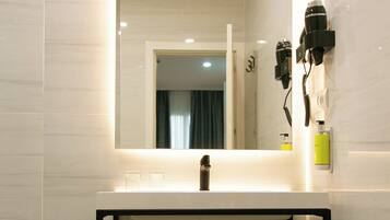 Shower, free toiletries, hair dryer, bidet