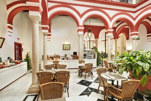 Café da manhã com buffet todos os dias mediante uma taxa