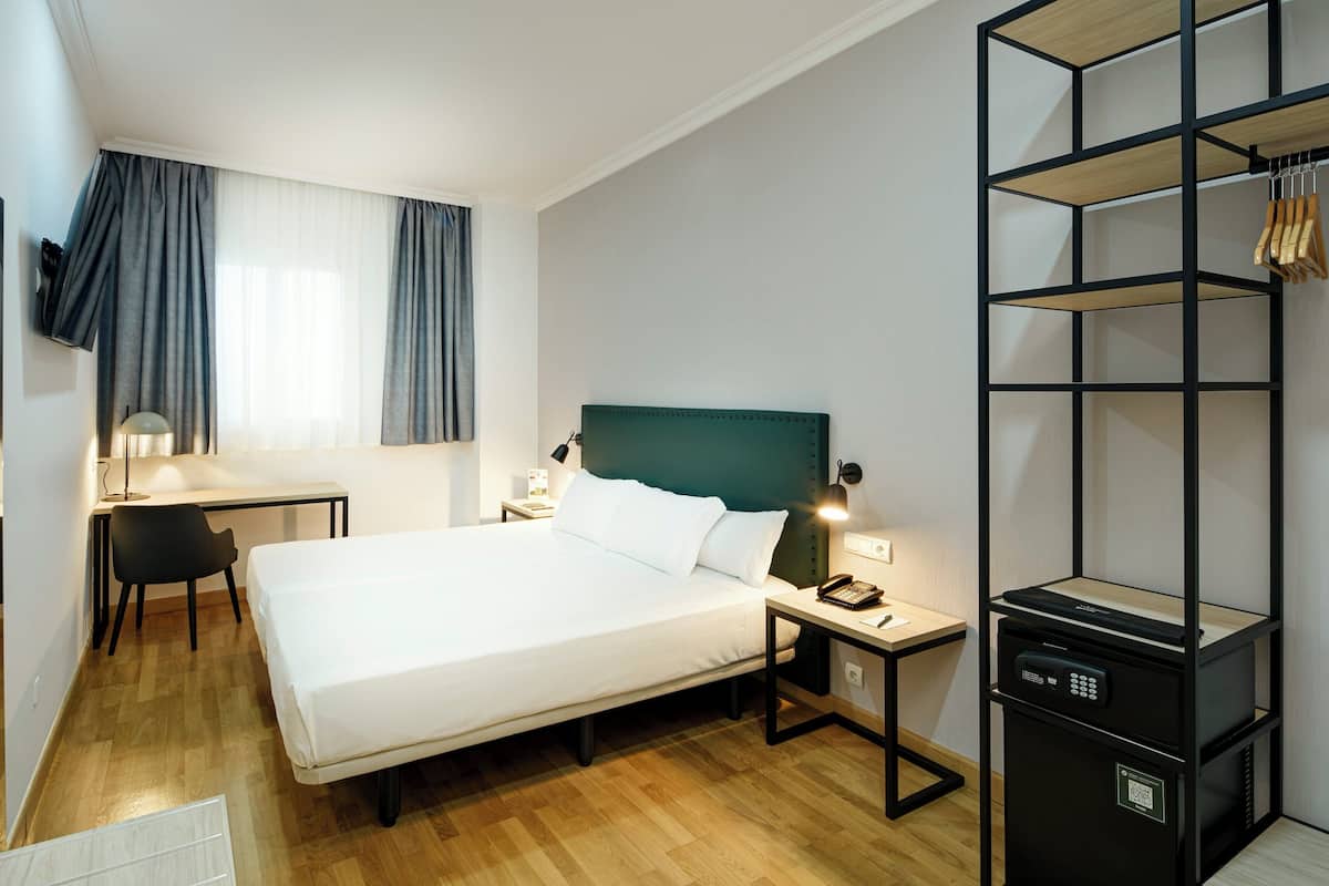 Habitación con 2 camas individuales | Minibar, caja de seguridad en la habitación y escritorio