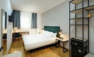 迷你吧、客房内保险箱、办公桌、遮光窗帘