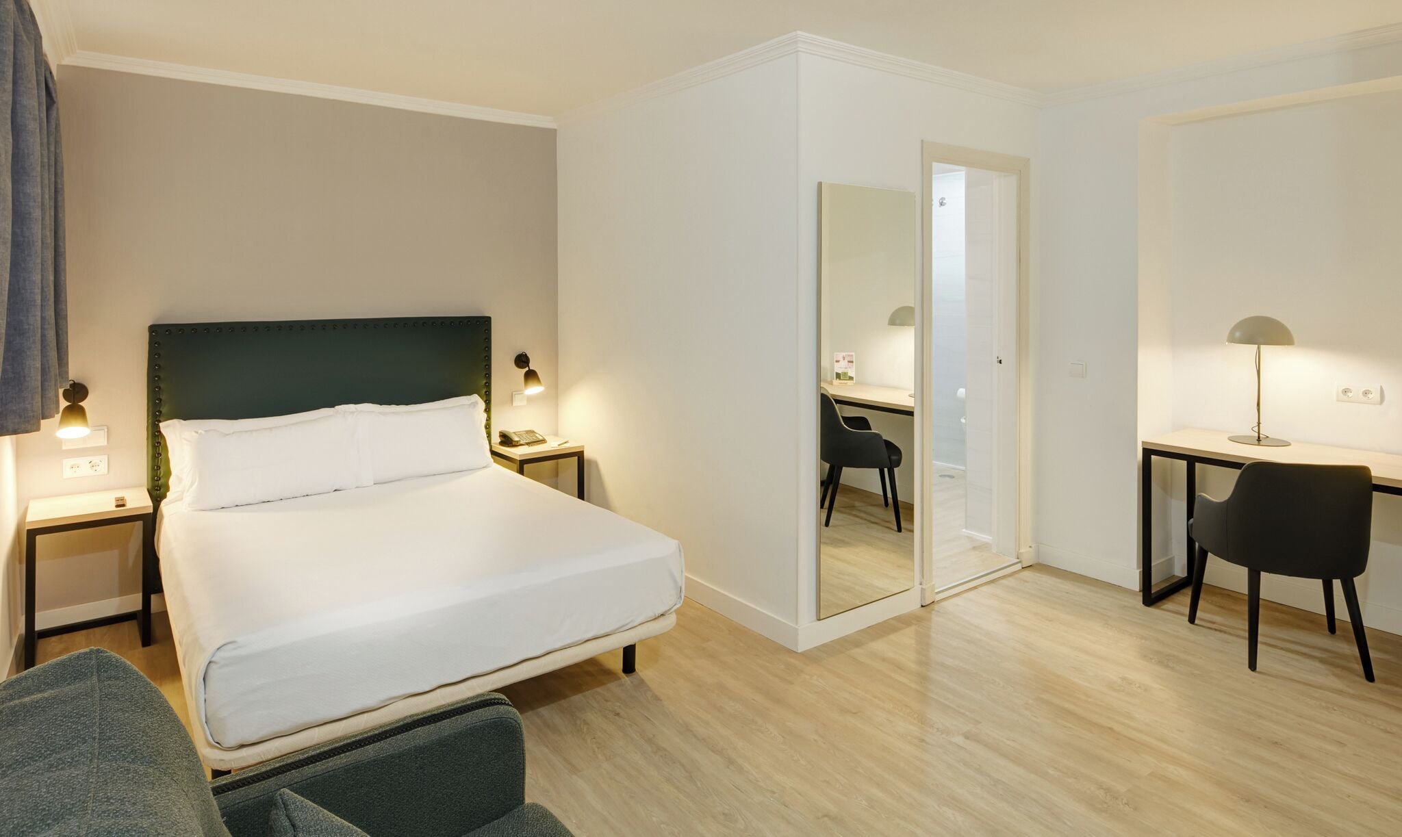 Minibar, värdeförvaringsskåp på rummet och skrivbord