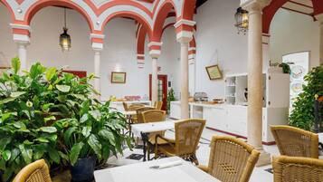 Dagelijks ontbijtbuffet (EUR 14 per persoon)