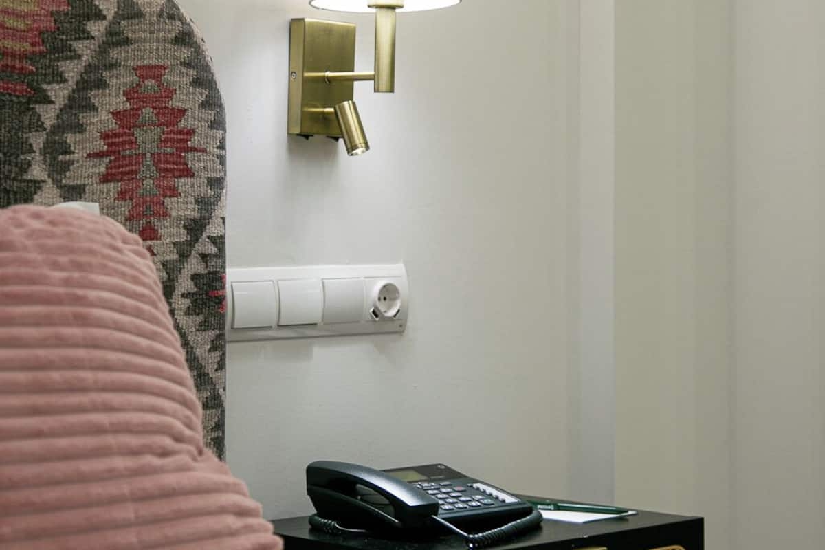 Enkeltværelse | Minibar, pengeskab på værelset, skrivebord, mørklægningsgardiner