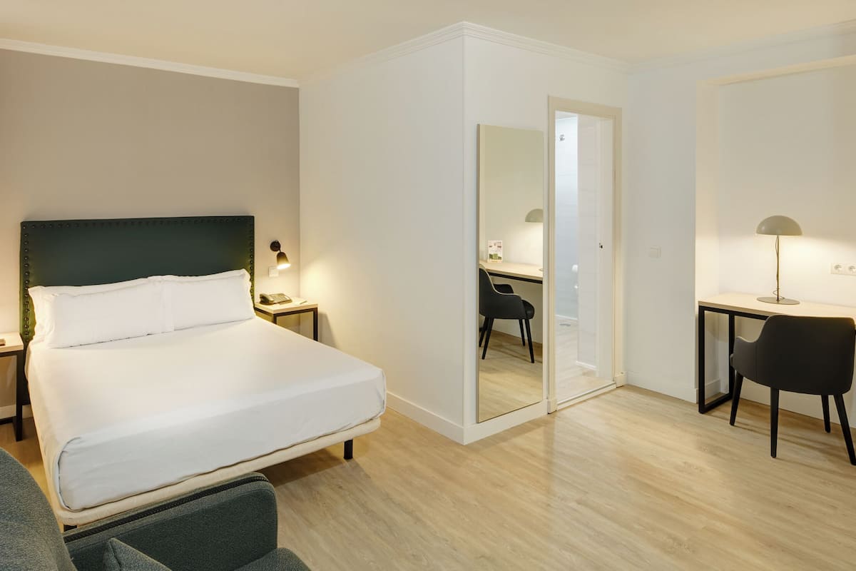 Quarto casal | Frigobar, cofres nos quartos, escrivaninha, cortinas blackout