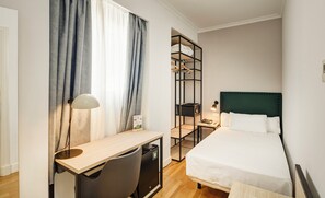 Einzelzimmer | Minibar, Zimmersafe, Schreibtisch, Verdunkelungsvorhänge