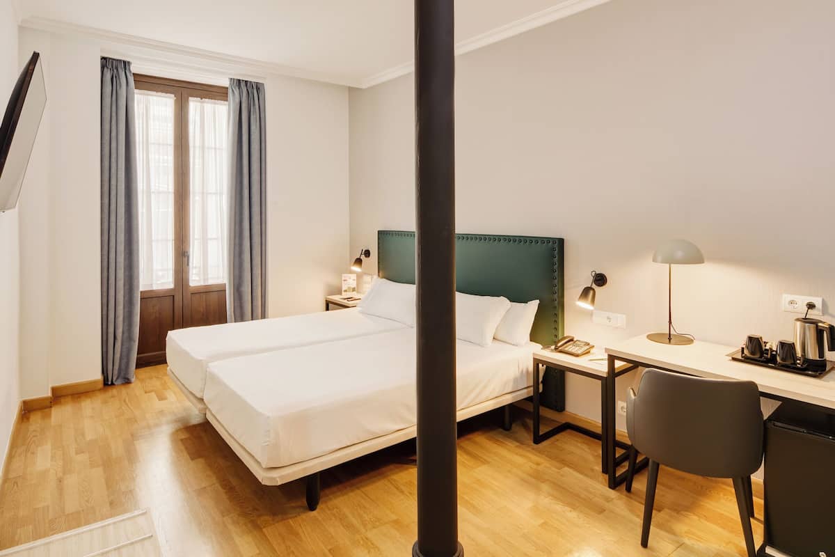 Superior-Zweibettzimmer | Minibar, Zimmersafe, Schreibtisch, Verdunkelungsvorhänge