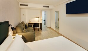 Minibar, caixa forta a l'habitació, escriptori i cortines opaques 