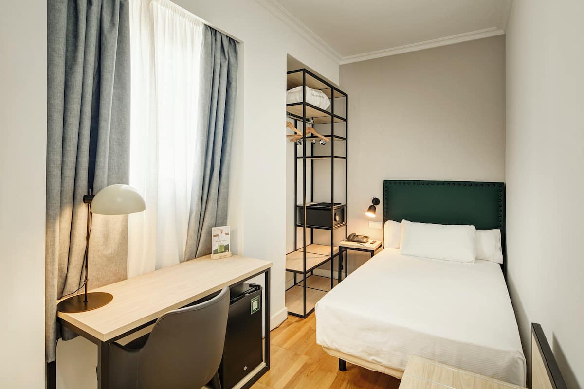 Habitación individual | Minibar, caja de seguridad en la habitación y escritorio