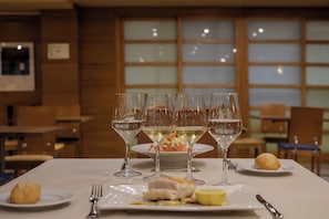 Petit déjeuner et déjeuner servis sur place, spécialités Cuisine locale