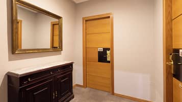 Minibar, caja de seguridad en la habitación y decoración personalizada