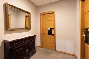 1 habitación, minibar y caja de seguridad en la habitación