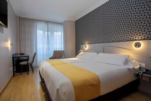 Comfort Double Room (Exterior) | Minibar, in-room safe, individually decorated, individually furnished - Hotel Corona De Castilla Burgos (Burgos)