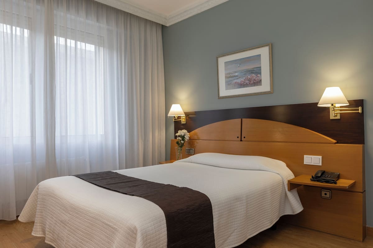Single Room | Minibar, in-room safe, individually decorated, individually furnished