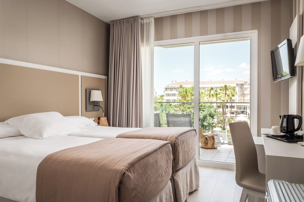 Minibar, in-room safe, cribs (free), WiFi (free)