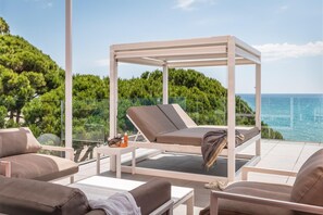 Minibar, safe på rommet, barnesenger (inkludert) og wi-fi (inkludert)