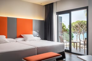 Minibar, in-room safe, cribs (free), WiFi (free) - Estival Centurión (Cambrils)