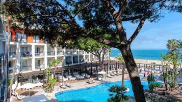 Una piscina al aire libre