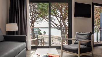 Minibar, caja de seguridad en la habitación y escritorio