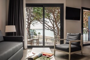 Een minibar, een kluis op de kamer, een bureau, gratis babybedden