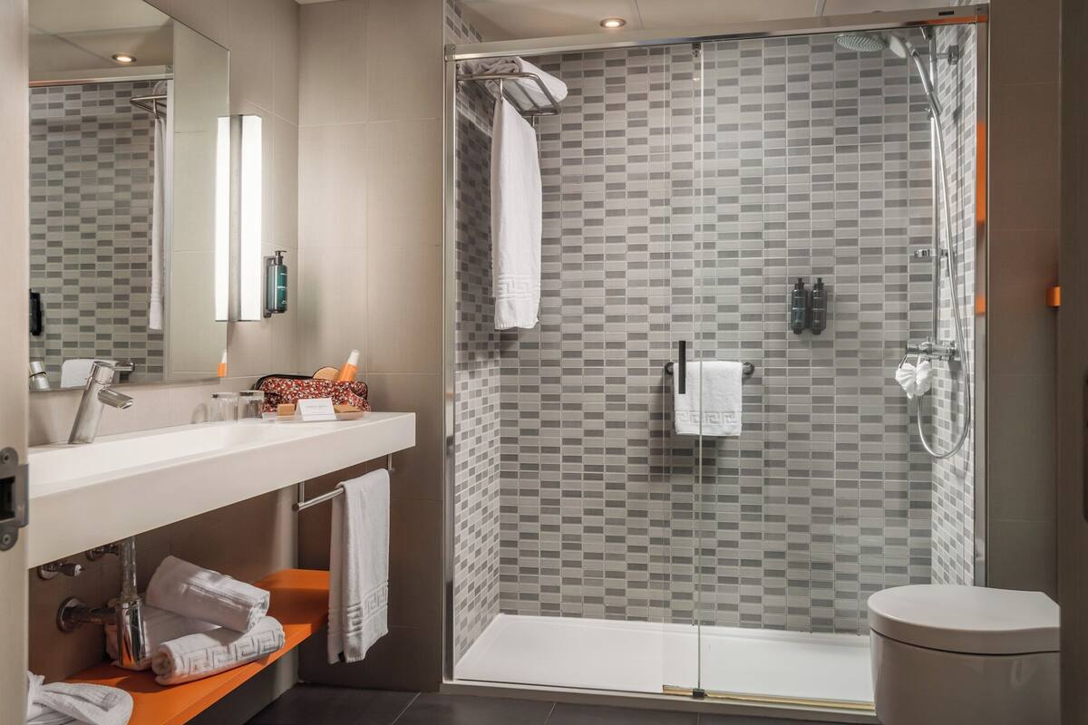 Minibar, in-room safe, cribs (free), WiFi (free)
