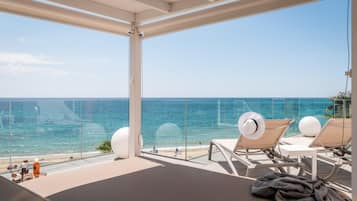 Een minibar, een kluis op de kamer, een bureau, gratis babybedden