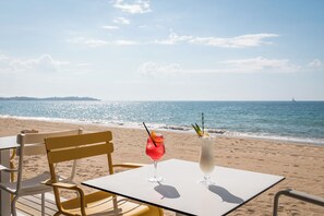 A beachside table with two drinks and a view of the sea. - Estival Centurión (Cambrils)