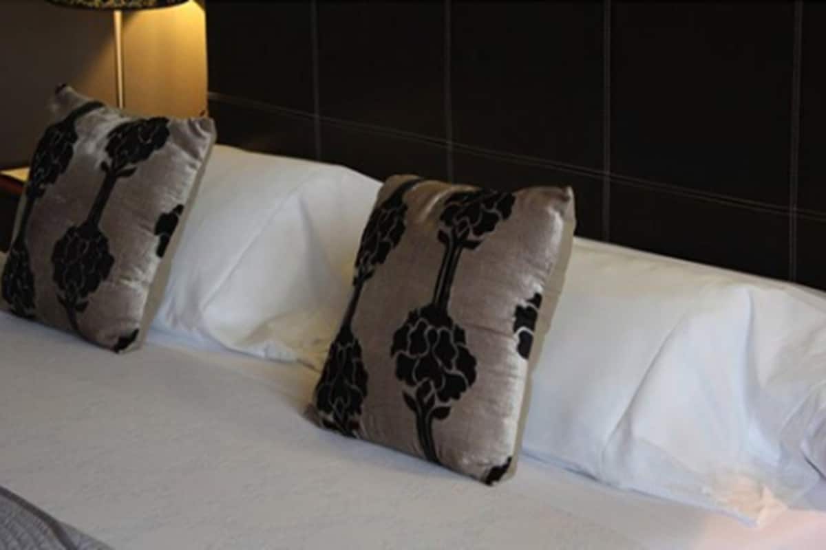 junior suite | 1 bedroom, minibar, in-room safe, desk