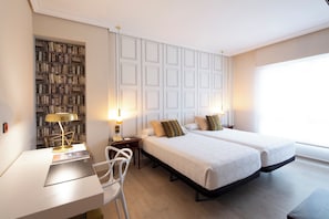 Minibar, in-room safe, desk, laptop workspace - Hotel Ciudad de Vigo (Vigo)