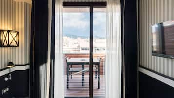 Ropa de cama de alta calidad, cubrecamas y minibar