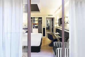 Minibar, in-room safe, desk, blackout drapes - Hotel EuroPark (Barcelona)