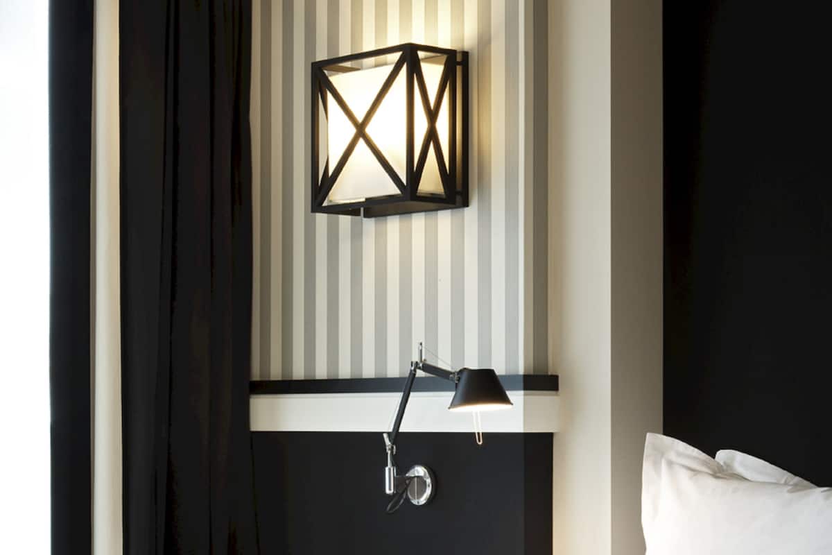 Bộ đồ giường cao cấp, chăn bông, minibar, két bảo mật tại phòng