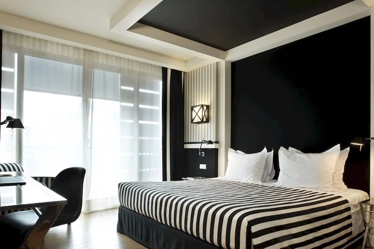 Bộ đồ giường cao cấp, chăn bông, minibar, két bảo mật tại phòng