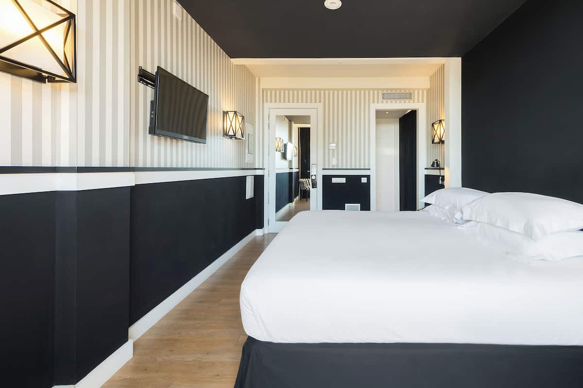 Minibar, värdeförvaringsskåp på rummet och skrivbord