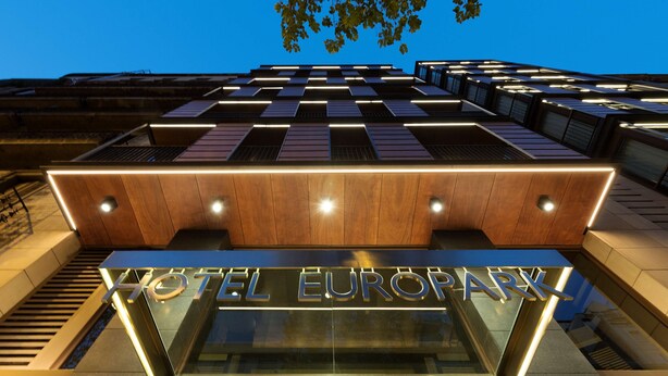 Una entrada de hotel moderna con un cartel llamativo que dice "HOTEL EUROPARX".