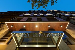Una entrada de hotel moderna con un cartel llamativo que dice "HOTEL EUROPARX".