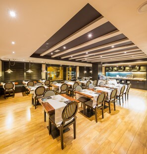 Café da manhã com buffet todos os dias (EUR 18 por pessoa) 