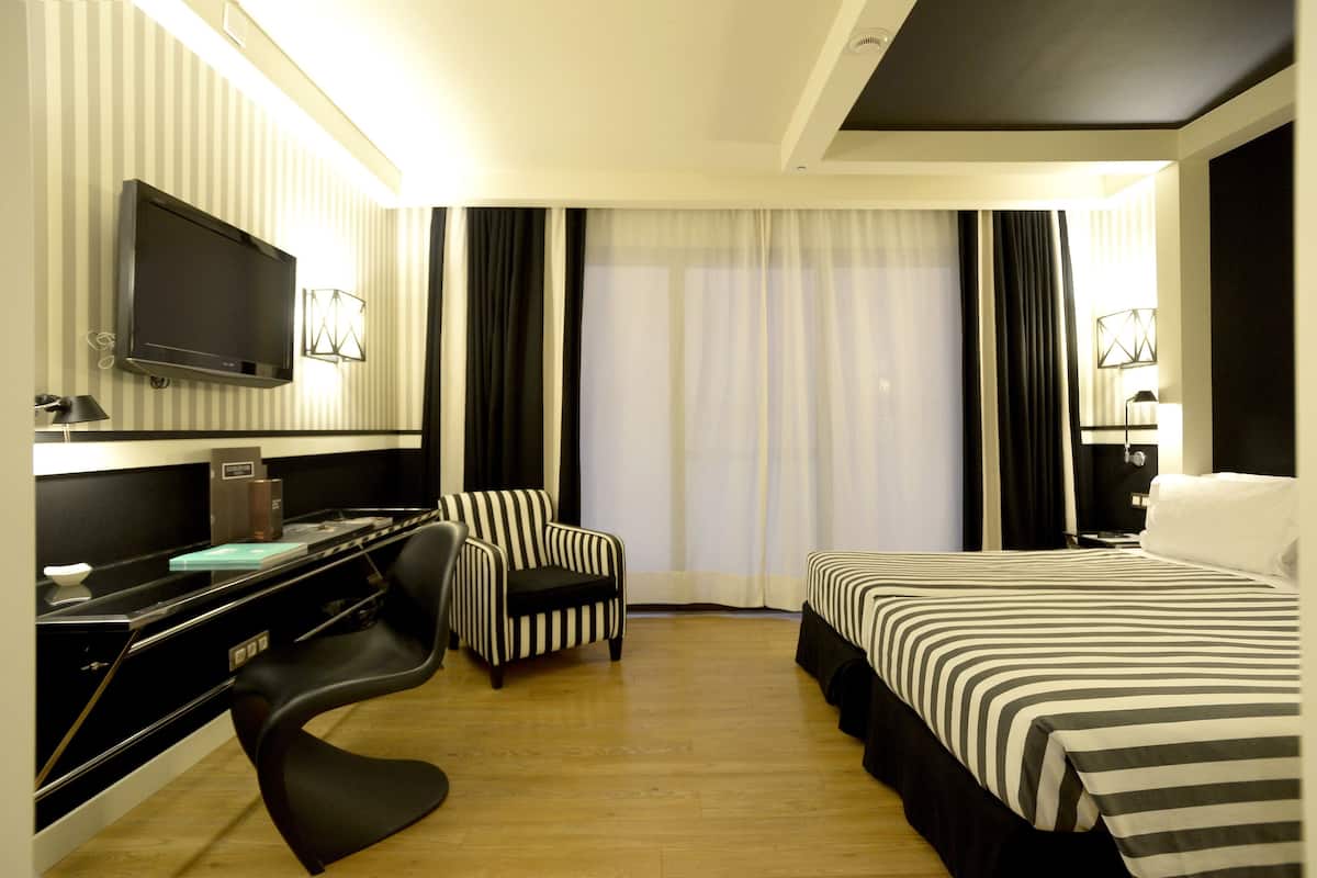 Bộ đồ giường cao cấp, chăn bông, minibar, két bảo mật tại phòng