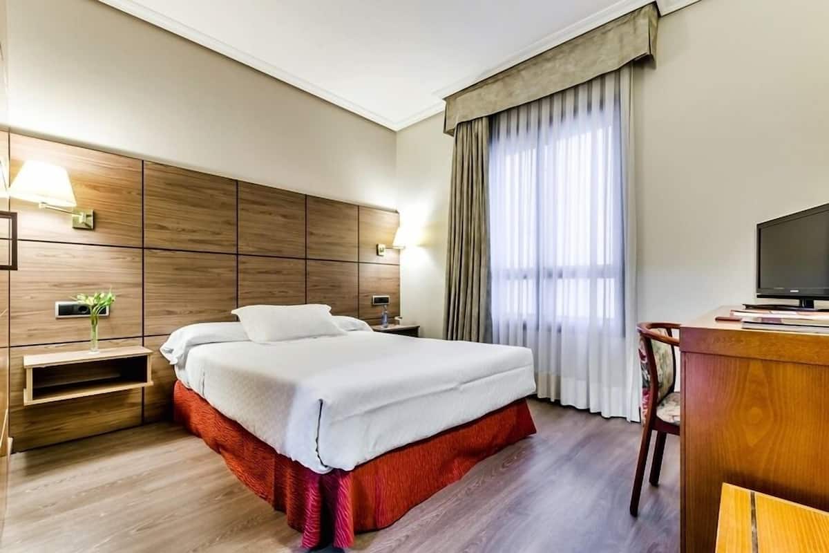 Single Room | Minibar, desk, rollaway beds (surcharge), WiFi (free)