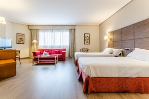 Minibar, escritorio, camas supletorias y wifi gratis