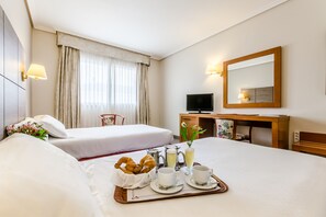 Minibar, desk, rollaway beds, free WiFi - Galicia Palace (Pontevedra)