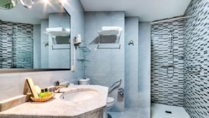 Minibar, escritorio, camas extra y wifi gratis