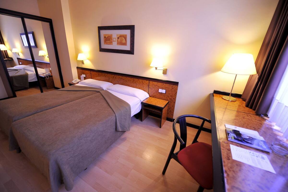 Minibaari, tallelokero huoneessa, työpöytä