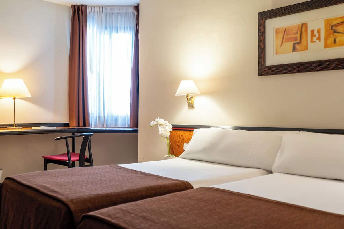 1 quarto, frigobar, cofres nos quartos, escrivaninha