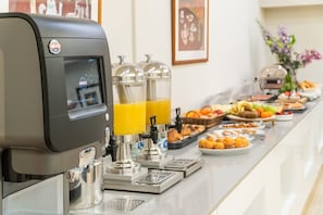 Frukostbuffé varje dag (EUR 9 per person)