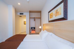 Minibar, caja de seguridad en la habitación y escritorio 